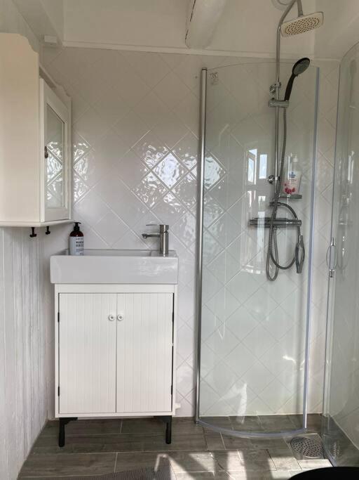 Charmigt Sekelskifteshus Med Naerhet Till Det Mesta Eskilstuna Extérieur photo