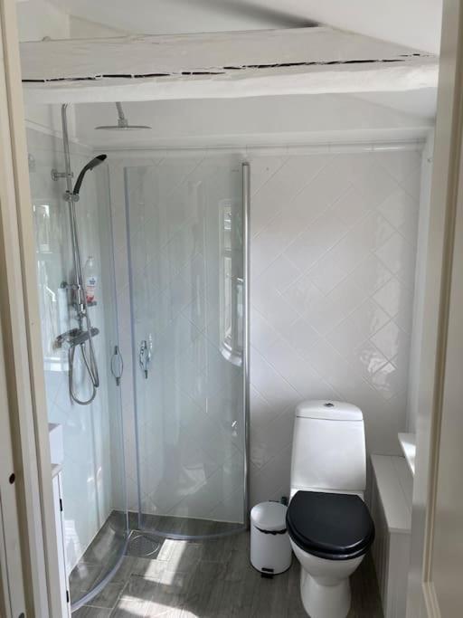 Charmigt Sekelskifteshus Med Naerhet Till Det Mesta Eskilstuna Extérieur photo